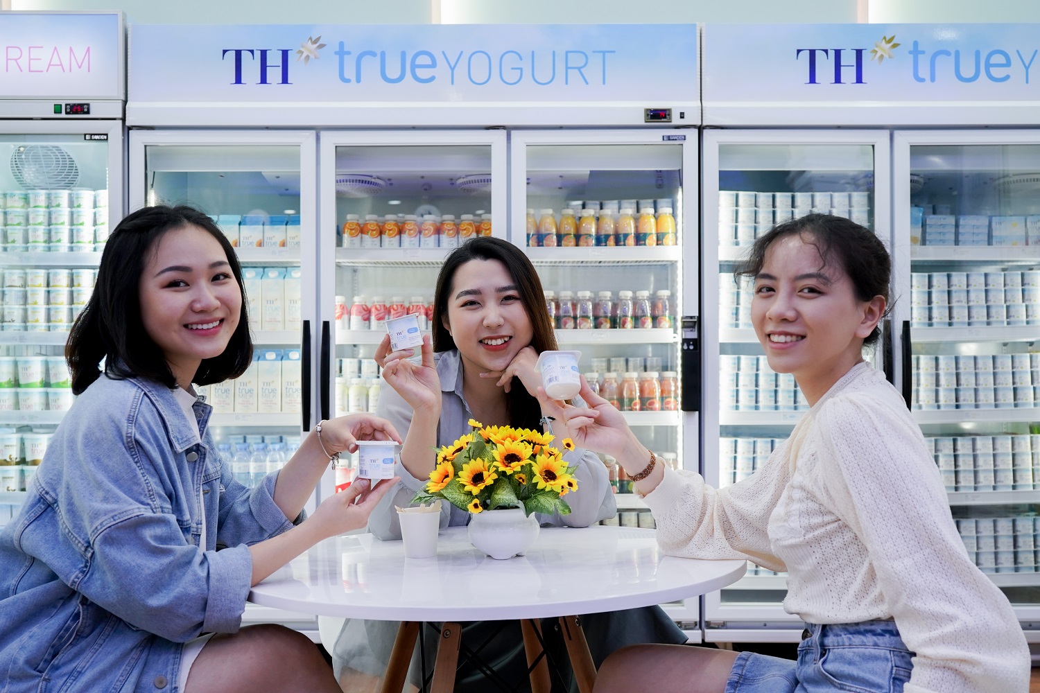 Sữa chua ít đường TH true YOGURT: Vị ngon thanh nhẹ, thật sự thiên nhiên